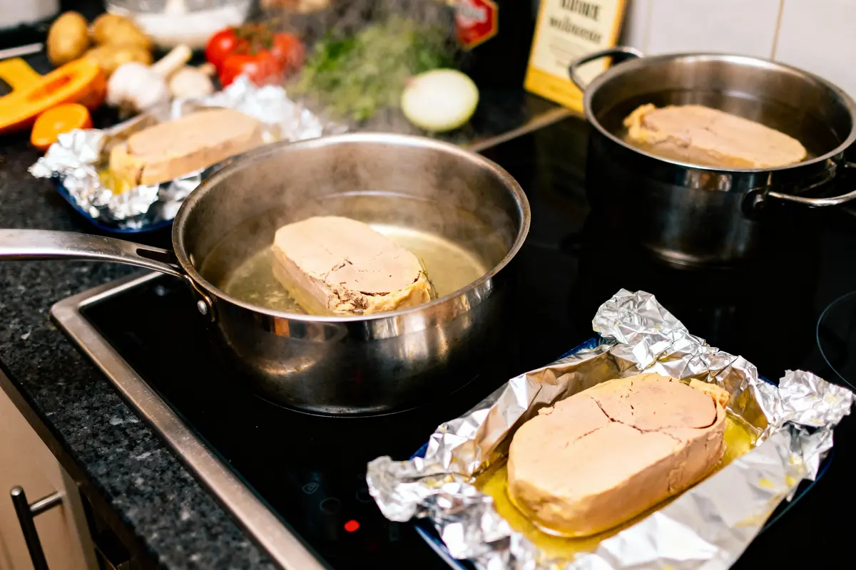 pexels-michal-pech-213601-757318 (1) Tranches de foie gras poêlées sur cuisinière avec légumes en arrière-plan dans cuisine.