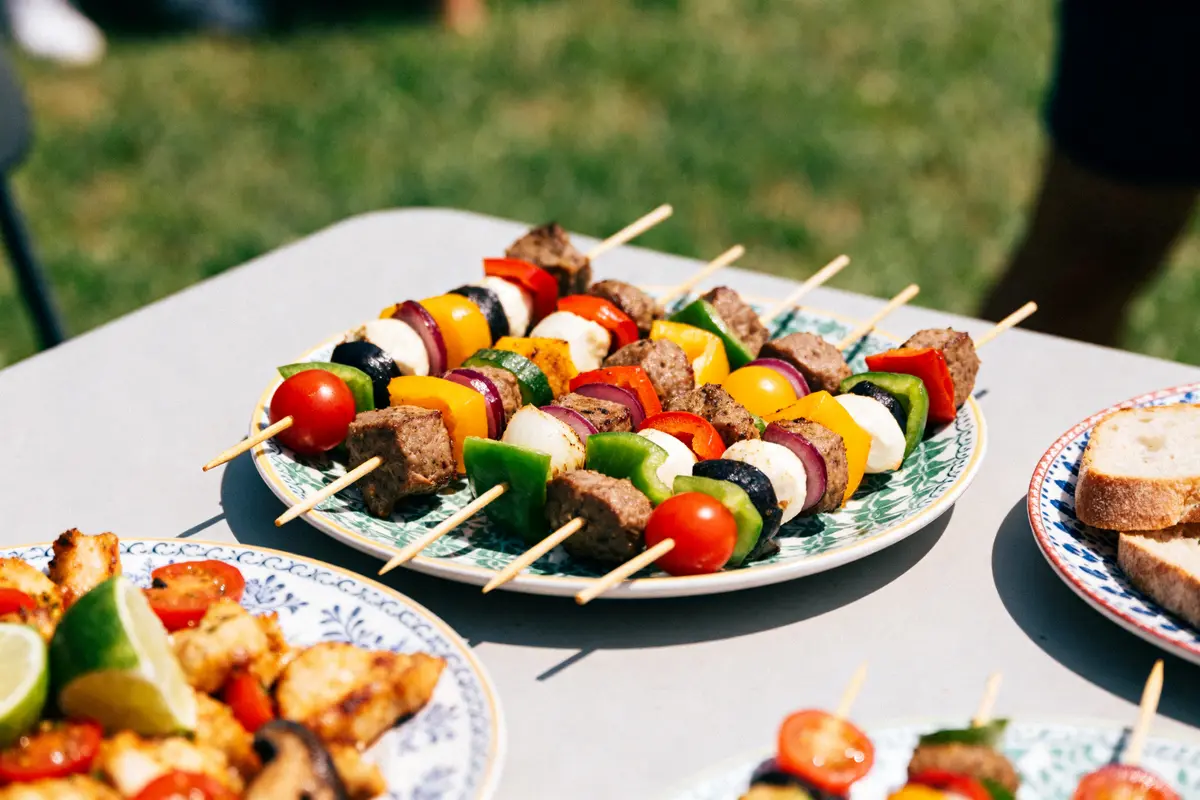 Assortiment coloré de brochettes variées pour un apéro brochette en plein air conviviale