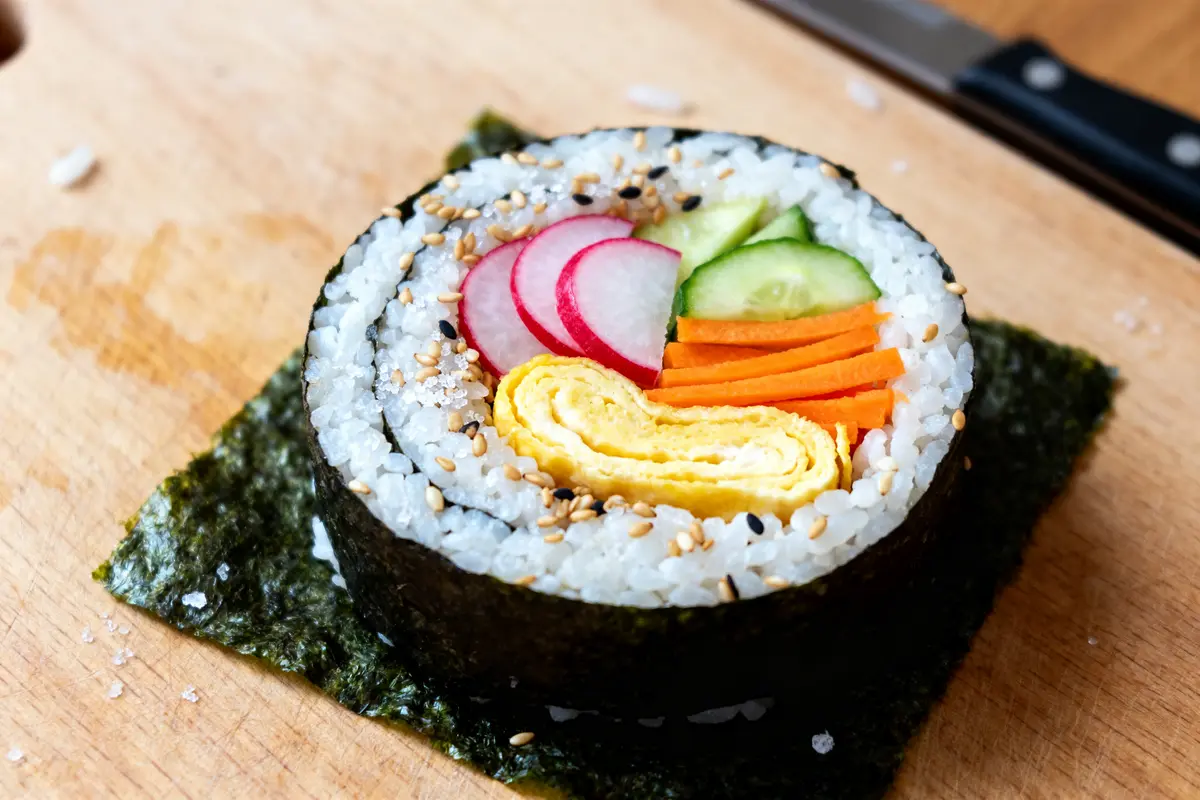 pexels-michal-pech-213601-757318 (1) Tranche de kimbap avec légumes et omelette, parfaite recette de kimbap maison colorée et délicieuse