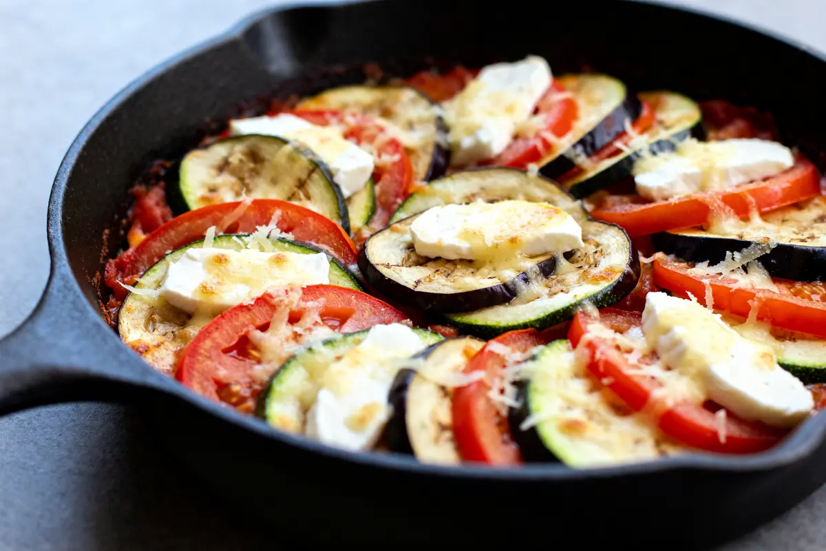 pexels-michal-pech-213601-757318 (1) Plat de tian de légumes à l'italienne avec tomates, courgettes, aubergines et fromage fondu